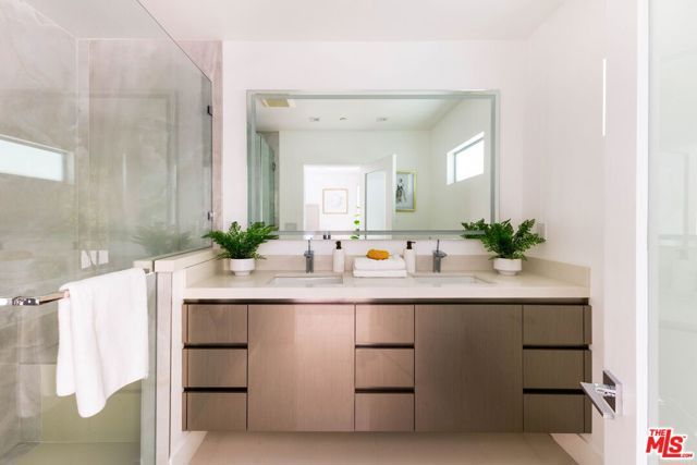 1124 Summit Drive, Beverly Hills, CA 90210
