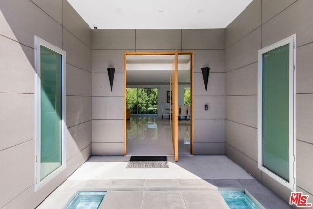1124 Summit Drive, Beverly Hills, CA 90210