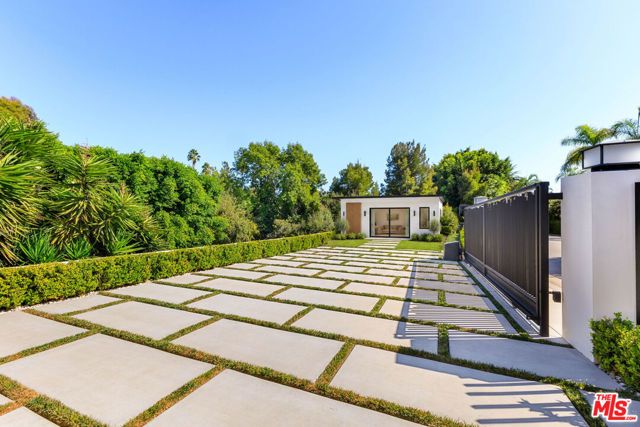1124 Summit Drive, Beverly Hills, CA 90210