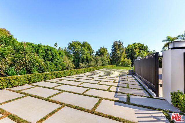 1124 Summit Drive, Beverly Hills, CA 90210