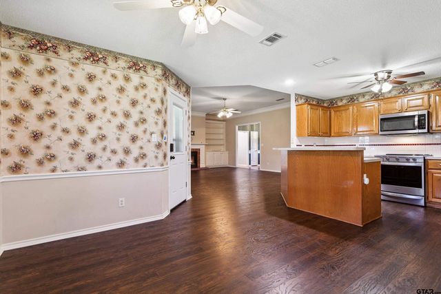 902 Bobwhite Ln, Whitehouse, TX 75791