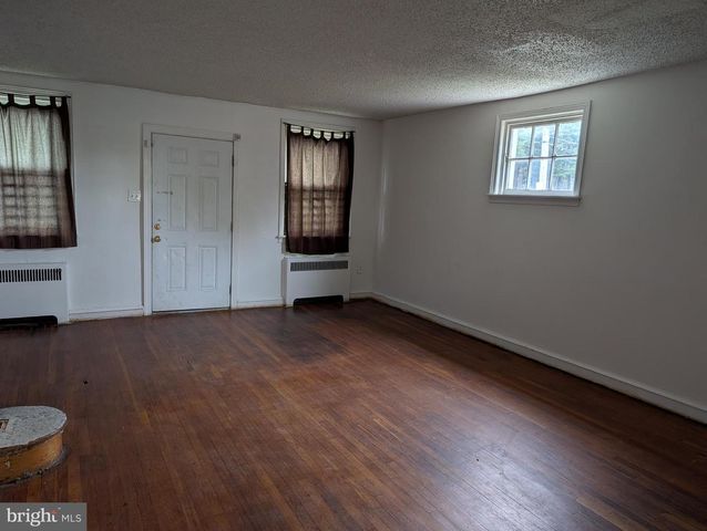 1941 W CHEW ST, Philadelphia, PA 19141