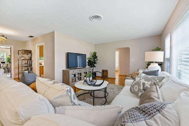 1703 W Kaweah Avenue, Visalia, CA 93277