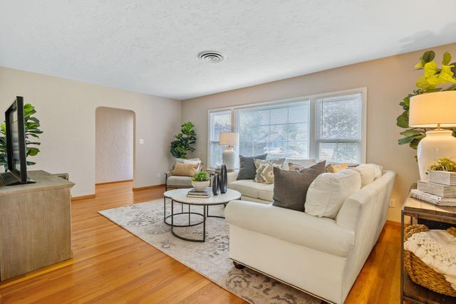 1703 W Kaweah Avenue, Visalia, CA 93277