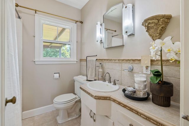 1703 W Kaweah Avenue, Visalia, CA 93277