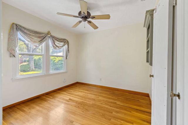 1703 W Kaweah Avenue, Visalia, CA 93277