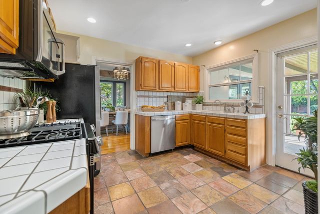 1703 W Kaweah Avenue, Visalia, CA 93277