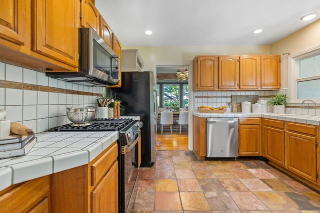 1703 W Kaweah Avenue, Visalia, CA 93277