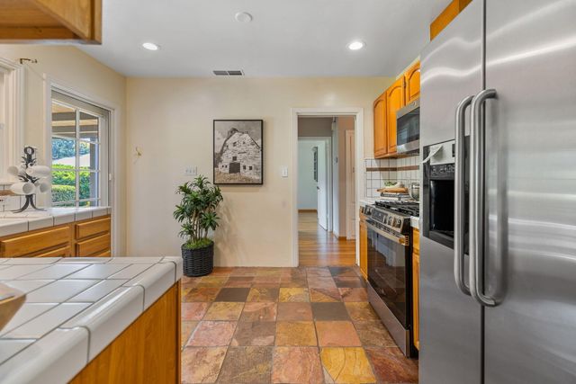 1703 W Kaweah Avenue, Visalia, CA 93277