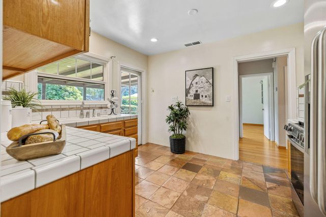 1703 W Kaweah Avenue, Visalia, CA 93277