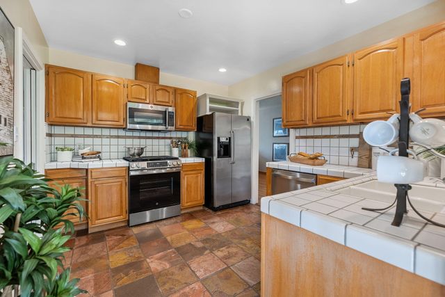 1703 W Kaweah Avenue, Visalia, CA 93277