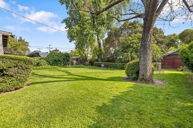 1703 W Kaweah Avenue, Visalia, CA 93277