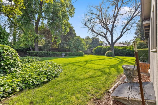 1703 W Kaweah Avenue, Visalia, CA 93277