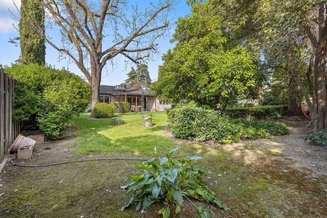 1703 W Kaweah Avenue, Visalia, CA 93277