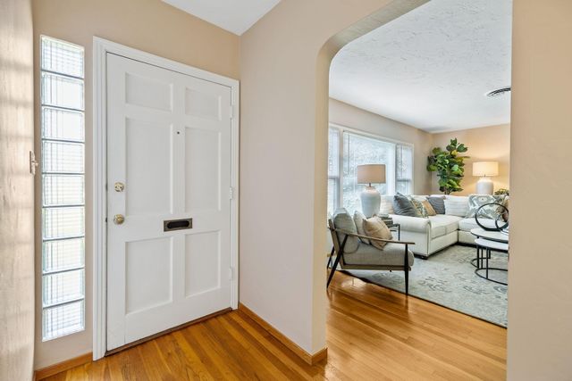 1703 W Kaweah Avenue, Visalia, CA 93277