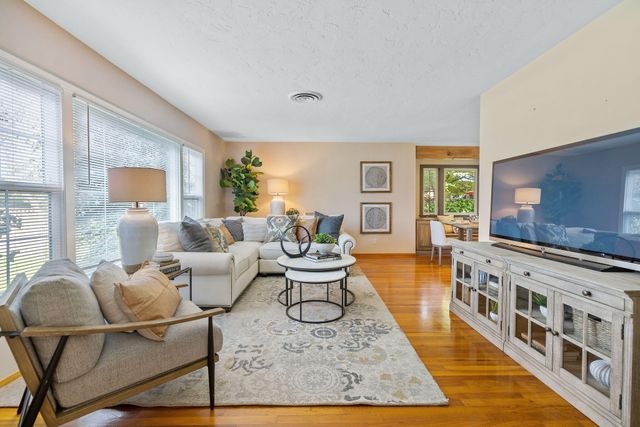 1703 W Kaweah Avenue, Visalia, CA 93277