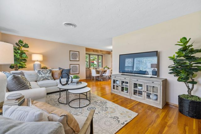 1703 W Kaweah Avenue, Visalia, CA 93277