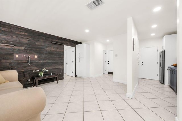 299 SW 7th Street 106, Boca Raton, FL 33432