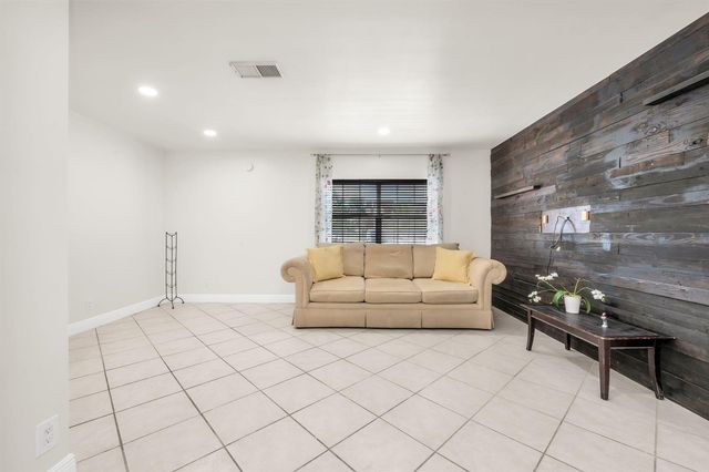 299 SW 7th Street 106, Boca Raton, FL 33432