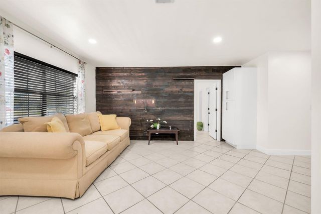299 SW 7th Street 106, Boca Raton, FL 33432