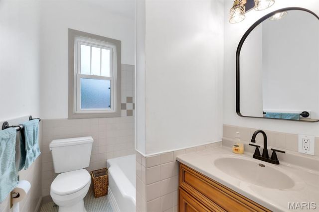915 N Kingshighway Street, St Charles, MO 63301