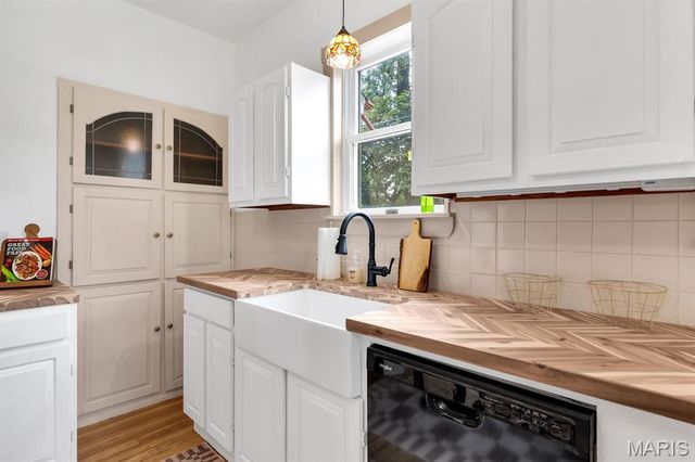 915 N Kingshighway Street, St Charles, MO 63301
