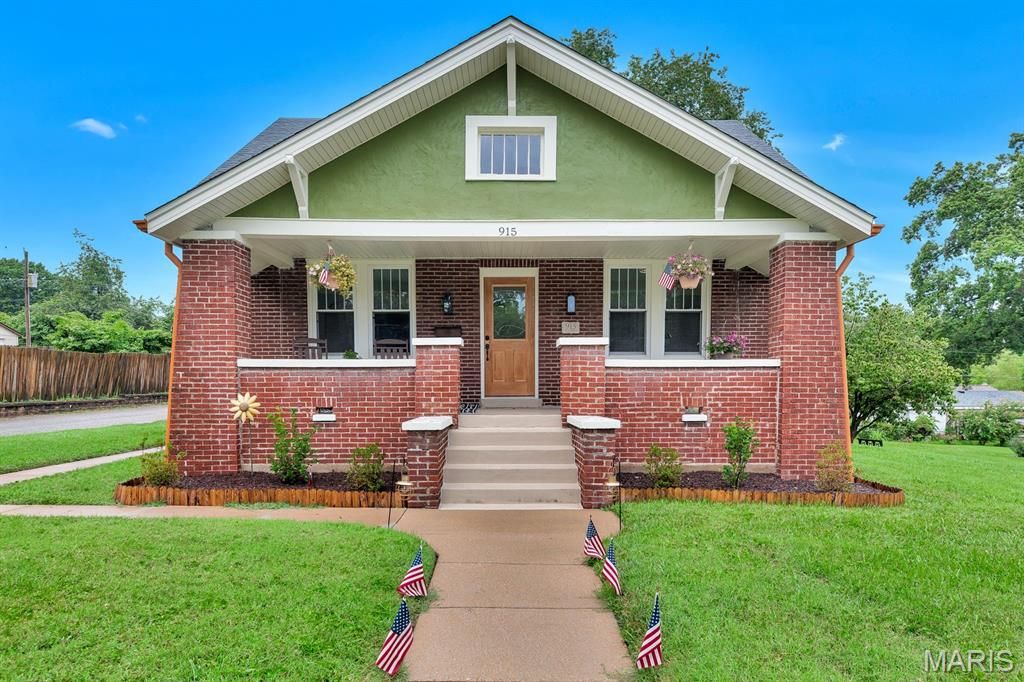915 N Kingshighway Street, St Charles, MO 63301