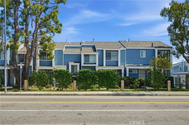 15735 Nordhoff Street 11, North Hills, CA 91343