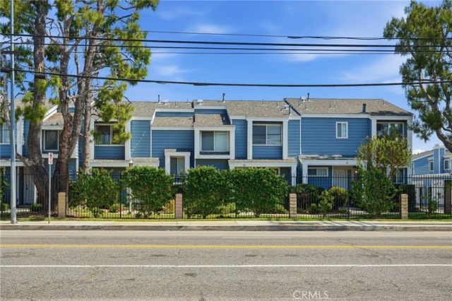 15735 Nordhoff Street 11, North Hills, CA 91343