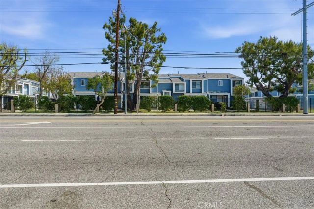 15735 Nordhoff Street 11, North Hills, CA 91343