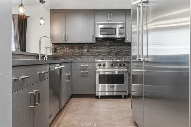 15735 Nordhoff Street 11, North Hills, CA 91343