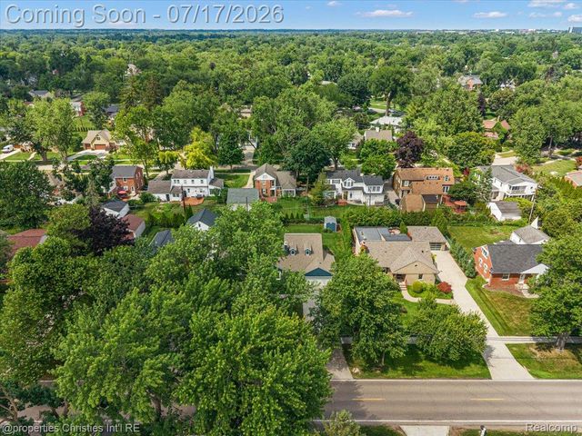 18244 Beverly Road, Beverly Hills Village, MI 48025