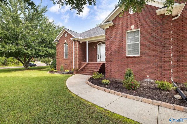 1507 NE Crown Pointe Drive, Hartselle, AL 35640
