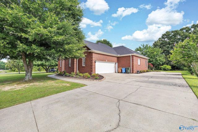 1507 NE Crown Pointe Drive, Hartselle, AL 35640