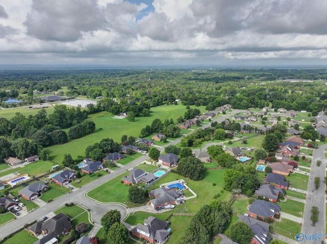 1507 NE Crown Pointe Drive, Hartselle, AL 35640