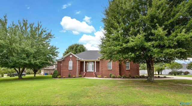 1507 NE Crown Pointe Drive, Hartselle, AL 35640
