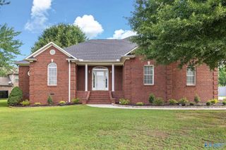 1507 NE Crown Pointe Drive, Hartselle, AL 35640
