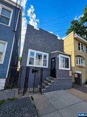 302 10th Street, Newark, NJ 07107