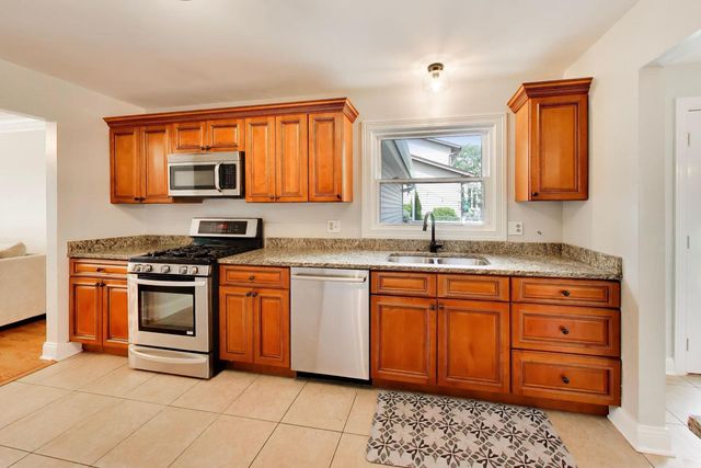 6001 Ross Drive, Woodridge, IL 60517