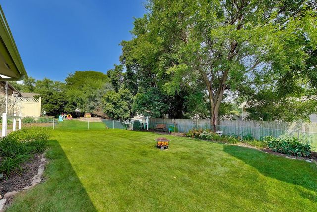 6001 Ross Drive, Woodridge, IL 60517