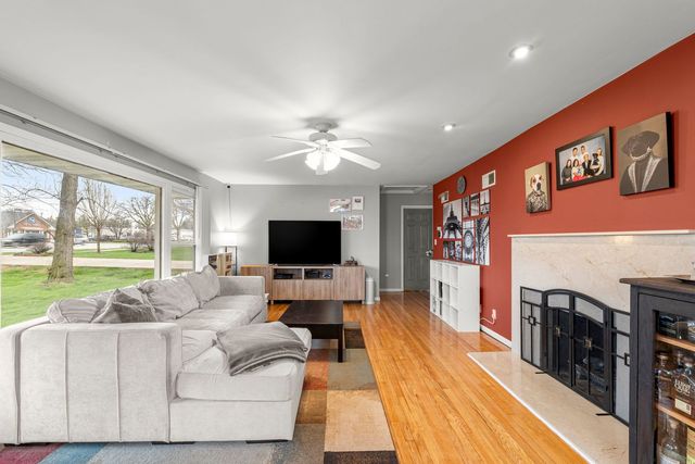 216 W Rand Road, Mount Prospect, IL 60056