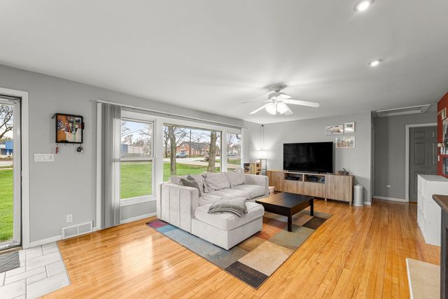 216 W Rand Road, Mount Prospect, IL 60056