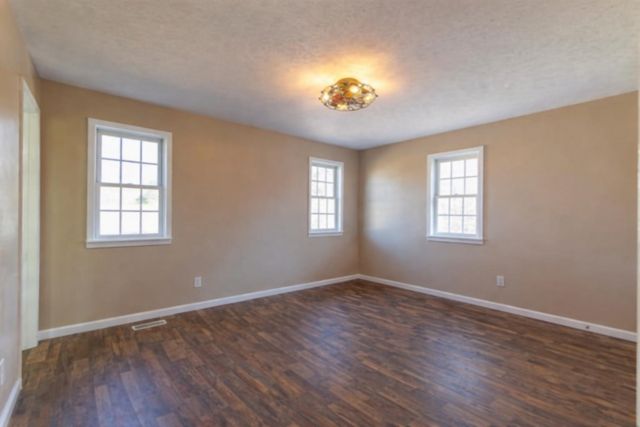 233 BEAVERWOOD DR, Adamsville, TN 38310