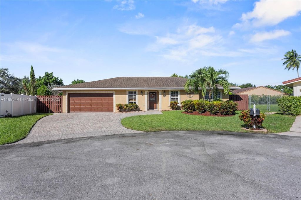 835 W Plantation Cir, Plantation, FL 33324