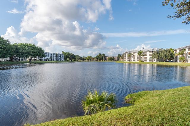 9430 Poinciana Place 110, Davie, FL 33324