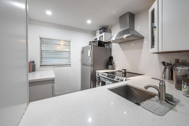 9430 Poinciana Place 110, Davie, FL 33324