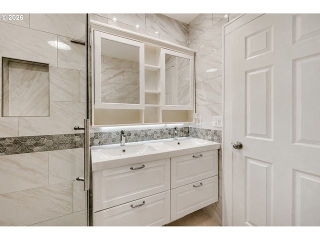 2424 Ne 102ND Ave, Portland, OR 97220