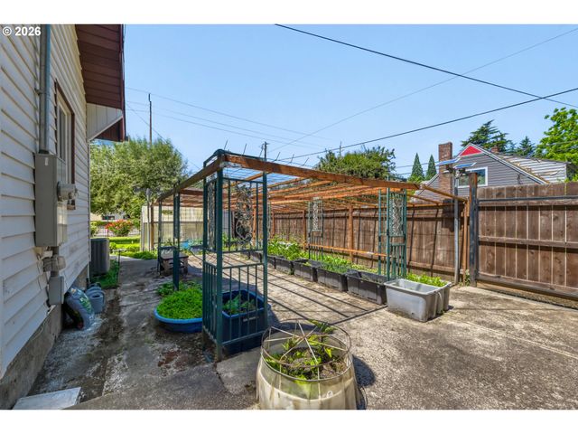 2424 Ne 102ND Ave, Portland, OR 97220