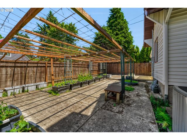 2424 Ne 102ND Ave, Portland, OR 97220