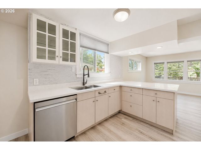 2424 Ne 102ND Ave, Portland, OR 97220